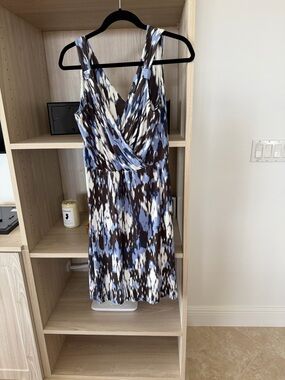 ANN TAYLOR Flattering Blue, White & Black Printed V-Neck Sundress